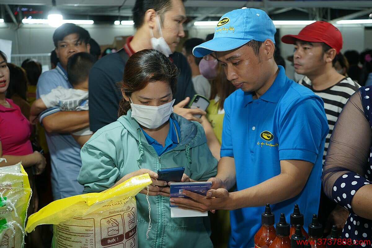 Người lao động mua hàng tại phiên chợ Tết không tiền mặt do Công đoàn TP HCM tổ chức， ngày 22/1. Ảnh: An Phương
